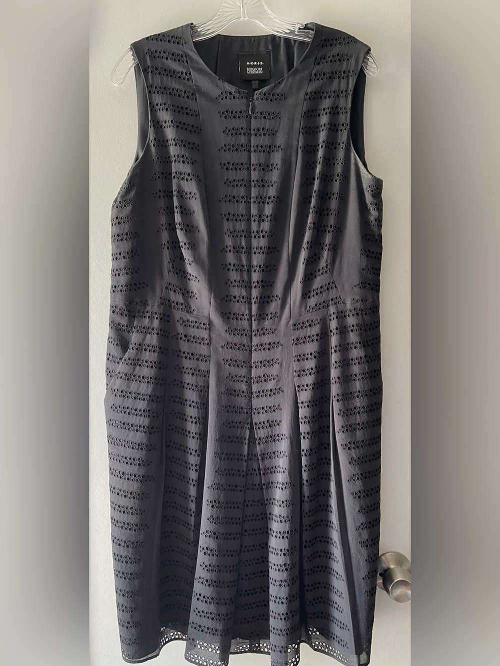 AKRIS BLACK EYELET ZIP FRONT SLEEVELESS SHEATH DRESS W/ POCKETS LADIES SIZE 14